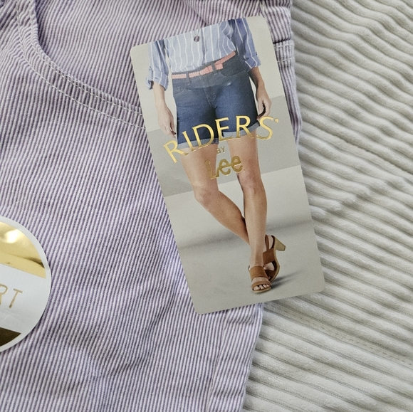 Riders by Lee Women's Lavender White Pin Stripe Midrise Shorts Size 16 - Picture 3 of 9